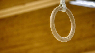 En romersk ring som hänger i en gymnastikhall.